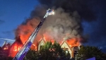 Das Dachgeschoss des Mehrfamilienhauses stand beim Eintreffen der Rettungskr&auml;fte bereits in Vollbrand.