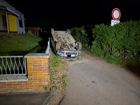 Auf der Auestraße in Gemünden überschlug sich am 30. Mai 2026 ein Volkswagen und blieb auf dem Dach liegen.