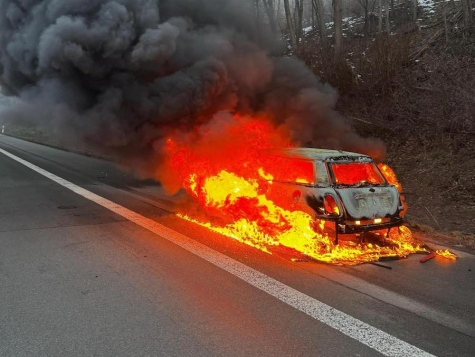 Auf der Autobahn 44 stand am 09.02.2026 ein Pkw in Flammen.