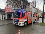 Einsatzkräfte der Feuerwehr retteten mehrere Bewohner aus ihren Wohnungen in der Westendstraße, nachdem brennender Unrat den Treppenraum vollständig verraucht hatte.