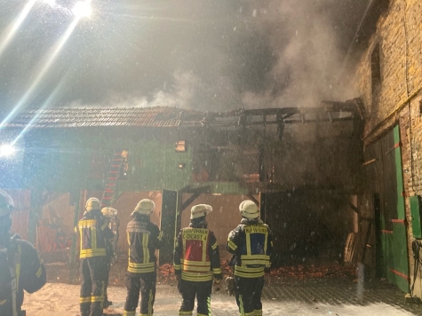 In Brakel-Riesel geriet am 26.01.2026 ein Scheunentrakt in Brand, wobei die Feuerwehr über zwei Stunden gegen die Flammen ankämpfen musste.