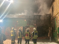 In Brakel-Riesel geriet am 26.01.2026 ein Scheunentrakt in Brand, wobei die Feuerwehr über zwei Stunden gegen die Flammen ankämpfen musste.
