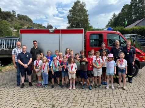 Insgesamt 22 Kinder starteten am 14. August 2026 in Giebringhausen in die jährliche Übernachtung der Kinderfeuerwehr Diemelsee.