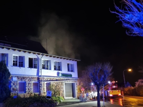 In der Forststraße rückten Feuerwehrleute am 12. April zum nächtlichen Löscheinsatz aus.