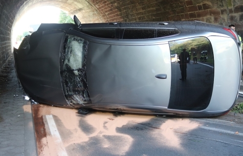 Ein BMW ist am 15. September 2026 auf der B 64 zwischen Godelheim und Ottbergen von der Fahrbahn abgekommen.