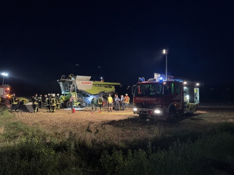 Im Inneren flammten am 18. August 2025 wiederholt Glutnester auf; die Einsatzkräfte löschten sie fortlaufend.