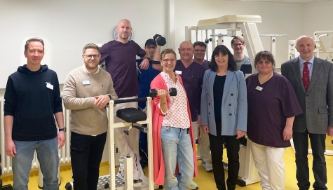 Bei der offiziellen Einweihung der Trainingsgeräte: Das Team der Betrieblichen Gesundheitsförderung, Mitarbeiter der Physikalischen Therapie, der Haustechnik und der Geschäftsführung sowie der Vorsitzende des Fördervereins v. l.: Björn Hesse (Stellv. Betriebsratsvorsitzender), Mirko Hesse (Personalleiter), Christopher Amend (Phys. Therapie), Peter Dehnert (Haustechnik), Carina Naumann (Leitung Kommunikation und Arbeitgebermarke), Thomas Müller (Phys. Therapie), Norbert Schlechter (Leitung Phys. Therapie), Anne Bülling (Geschäftsführerin), Pascal Wartha (Referent der Geschäftsführung), Anna Giss (Phys. Therapie), Dr. med. Harald Schmid (Vorsitzender Förderverein).