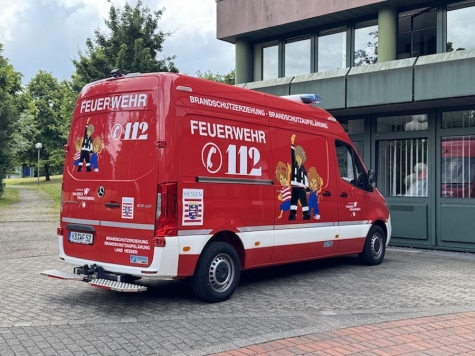 Einsatzkräfte der Feuerwehr Korbach setzen im Stadtgebiet Ölsperren, um die Ausbreitung eines Ölfilms zu verhindern.