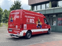 Einsatzkräfte der Feuerwehr Korbach setzen im Stadtgebiet Ölsperren, um die Ausbreitung eines Ölfilms zu verhindern.