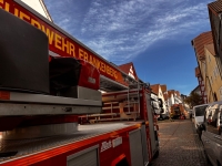 Einsatzkräfte der Feuerwehr Frankenberg Kernstadt kontrollierten die Brandstelle gründlich nach.