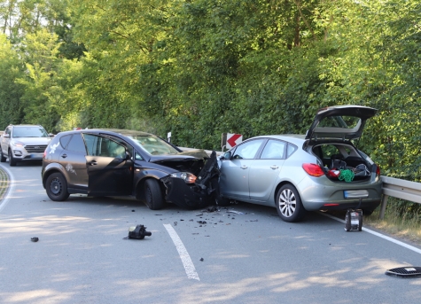 Vier Personen wurden bei einem Unfall am Dienstag (19. Juli) bei Warburg-Bonenburg verletzt.