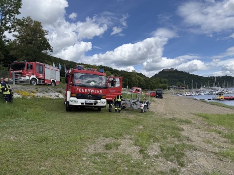 An der Ederseerandstraße in Waldeck-See kam es zu einem Feuerwehreinsatz wegen eines Ölfilms.