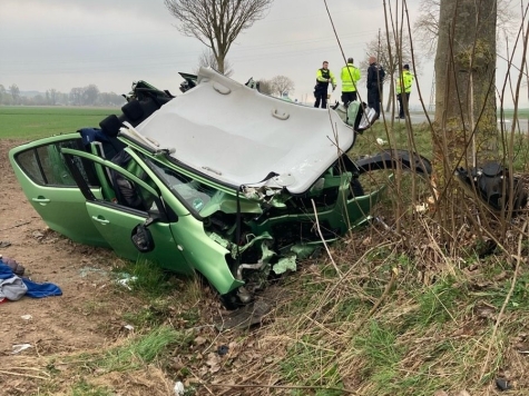 Am Freitagmorgen kam es auf der B 241 zu einem schweren Unfall, bei dem zwei Personen schwer verletzt wurden. Das Fahrzeug prallte frontal gegen einen Baum.