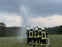 Die Einsatzkräfte der Feuerwehr während der groß angelegten Übung, bei der auch eine Drohne zur Unterstützung und Dokumentation eingesetzt wurde.