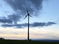 Eine Windkraftanlage wie diese entsteht im neuen Windpark Nieder-Schleidern; die Bauteile werden in Nachttransporten nach Korbach gebracht.