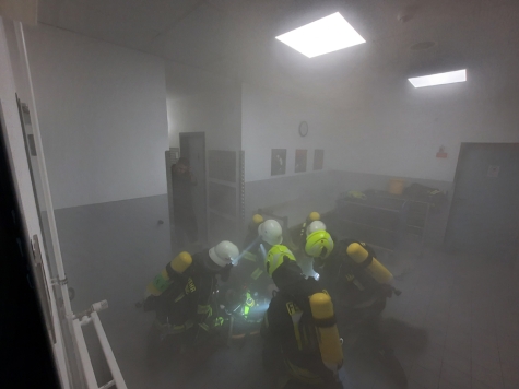 Unter möglichst realen Bedingungen haben die Korbacher Brandschützer die Notfall-Rettung geübt.