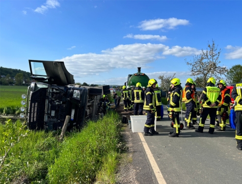 Umwelteinsatz für die Feuerwehren: Ein Gülletransporter ist am Mittwoch auf der Kreisstraße zwischen Lengefeld und Nordenbeck umgekippt. 
