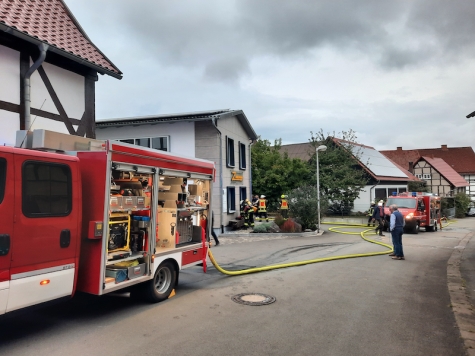 Feuerwehrkräfte bei der Alarmübung zur Brandbekämpfung in einer Schreinerei.