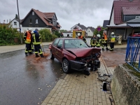 Am 4. Oktober 2025 streuten Einsatzkräfte unter Leitung von Stadtbrandinspektor Andreas Przewdzing großflächig Bindemittel, da Regen die Betriebsstoffe verteilt hatte.