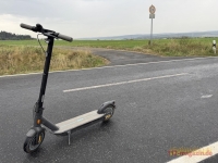 Auf der Fahrbahn fanden Zeugen eine blutüberströmte junge Frau neben einem E-Scooter.