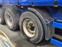 Die Feuerwehren kühlten am 28. August 2025 eine heißgelaufene Achse an einem Sattelauflieger und überwachten die Temperatur mit einer Wärmebildkamera.