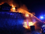 Ein altes, unbewohntes Haus steht in Meineringhausen in Vollbrand.