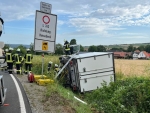 Der Transporter war auf die Seite gekippt.