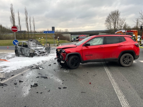Die Feuerwehr löschte das brennende Fahrzeug, doch der Chevrolet brannte komplett aus.