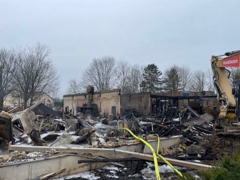 Die Feuerwehr kämpfte bis in die Morgenstunden gegen die Flammen. Die Produktionshalle wurde völlig zerstört.