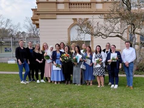 Stolz und erleichtert: Zehn Absolventinnen der ersten Teilzeitausbildung in der Pflege haben erfolgreich das Examen bestanden.