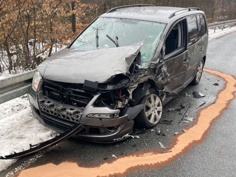 Nach dem Zusammenstoß am 17. Februar 2026 blieb der Touran nicht mehr fahrbereit und musste abgeschleppt werden.