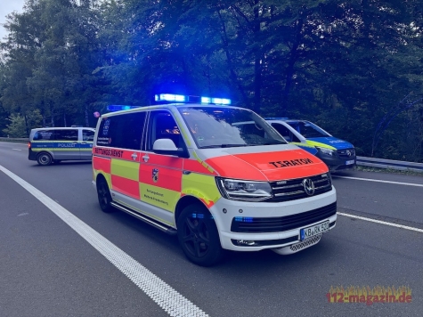 Bei dem Unfall am 19. April 2026 prallte ein Renault auf der Landesstraße 3223 gegen einen Baum und geriet anschließend in Brand.