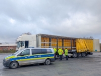 Auf dem SVG-Hof in Diemelstadt kontrollierten speziell geschulte Beamte zahlreiche Lastwagen und Busse.