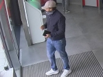 Kamerabilder aus einer Bankfiliale sollen nach dem Trickdiebstahl vom 18. April 2026 bei der Identifizierung des gesuchten Mannes helfen.