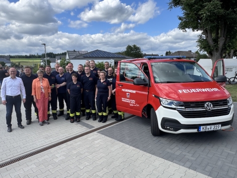 Die Kameraden der Freiwilligen Feuerwehr Buchenberg freuen sich gemeinsam mit Bürgermeister Karsten Kahlhöfer (links) über die Übergabe des neuen Mannschaftstransportwagens. Das Fahrzeug, ein VW T6, kostete mit Umbau rund 70.000 Euro und wurde mit Fördergeldern und Spenden finanziert.