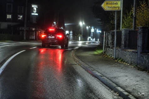 In Willingen wurde am 29. Mai 2026 ein 57-jähriger Fußgänger von einem dunklen Elektrofahrzeug erfasst.