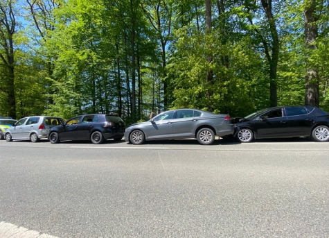 Auf der Bundesstraße 253 ereignete sich am 2. Juni ein Auffahrunfall mit vier beteiligten Fahrzeugen.