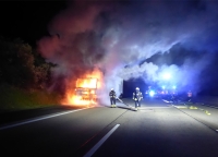 Ein LKW-Brand auf der Autobahn 7 beschäftigte die Berufsfeuerwehr Kassel am frühen Mittwochenmorgen für längere Zeit.