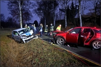 Beide Fahrzeuge stießen frontal zusammen. Die Fahrerin des Diakoniefahrzeuges wurde schwer, der Fahrer des Mazdas leicht verletzt. 