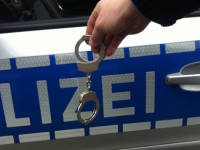 Für einen Polizeieinsatz sorgte am Sonntagabend in Kassel-Bettenhausen ein 43-Jähriger, der einen anderen Mann mit einer Axt verfolgte.
