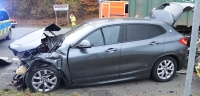 Unfall auf dem Autobahnzubringer in Warburg: Ein Pkw stieß mit einem Traktor zusammen.