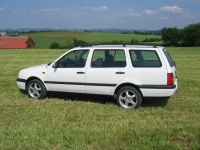 Am 16. Oktober 2025 stürzte in der Straße „Am Felsenkeller“ ein 23-Jähriger, nachdem ihn ein weißer Kombi beim Überholen am Lenker touchiert hatte.