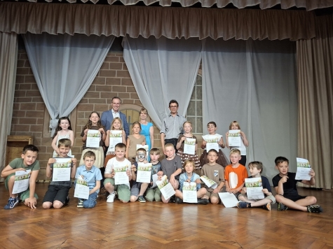 BNE-Diplome „Clever macht Zukunft“ für die Kinder der 3. Klasse der Grundschule Hörin- ghausen – Landrat Jürgen van der Horst überreichte die Urkunden persönlich zum Ende  des Schuljahres 2025/26, unterstützt von Fachdienstleiterin Claudia Knublauch.