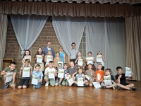 BNE-Diplome „Clever macht Zukunft“ für die Kinder der 3. Klasse der Grundschule Hörin- ghausen – Landrat Jürgen van der Horst überreichte die Urkunden persönlich zum Ende  des Schuljahres 2025/26, unterstützt von Fachdienstleiterin Claudia Knublauch.