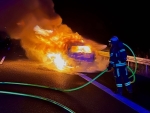 Ein Hybrid-Volvo stand am 24. August 2026 auf der A 49 zwischen Wabern und Borken in Vollbrand.