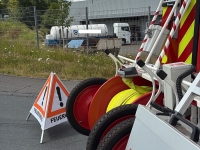 Der mit Flüssiggas beladene Tankzug durchbrach am 5. August 2026 im Industriegebiet von Rhoden einen Zaun und prallte gegen eine Industriehalle.