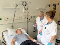 Realistische Trainingssituation: Gerd Spiße (von links) in der Rolle als Patient er- wartet die erfahrenen Pflegefachkräfte Katharina Krebs und Olga Satoni im „Room of  Learning“.