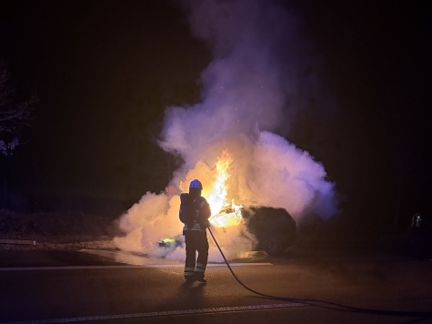 Ein in voller Ausdehnung brennender Pkw sorgte auf der Autobahn 7 kurz vor Guxhagen für eine Vollsperrung und einen Totalschaden am Fahrzeug.