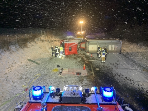 Am 16. Februar 2026 stürzte ein Sattelzug auf der B 7 um und blieb quer auf der Fahrbahn liegen.