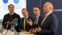 Innenminister Roman Poseck und Justizminister Christian Heinz gemeinsam mit dem Leiter der ZIT, Benjamin Krause und LKA-Präsident Daniel Muth.